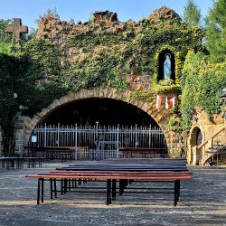 Grota Sanktuarium Matki Bożej Z Lourdes (Porąbka Uszewska )